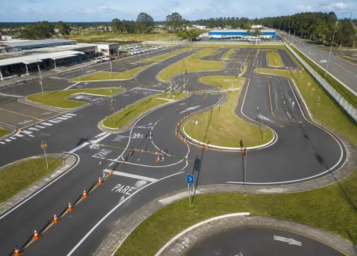 Pista de treinamento da autoescola com sinalização e cones